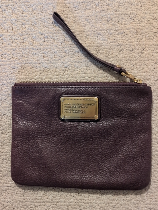 Marc Jacobs Handbags - EUC Marc by Marc Jacobs Plum Leather Wristlet